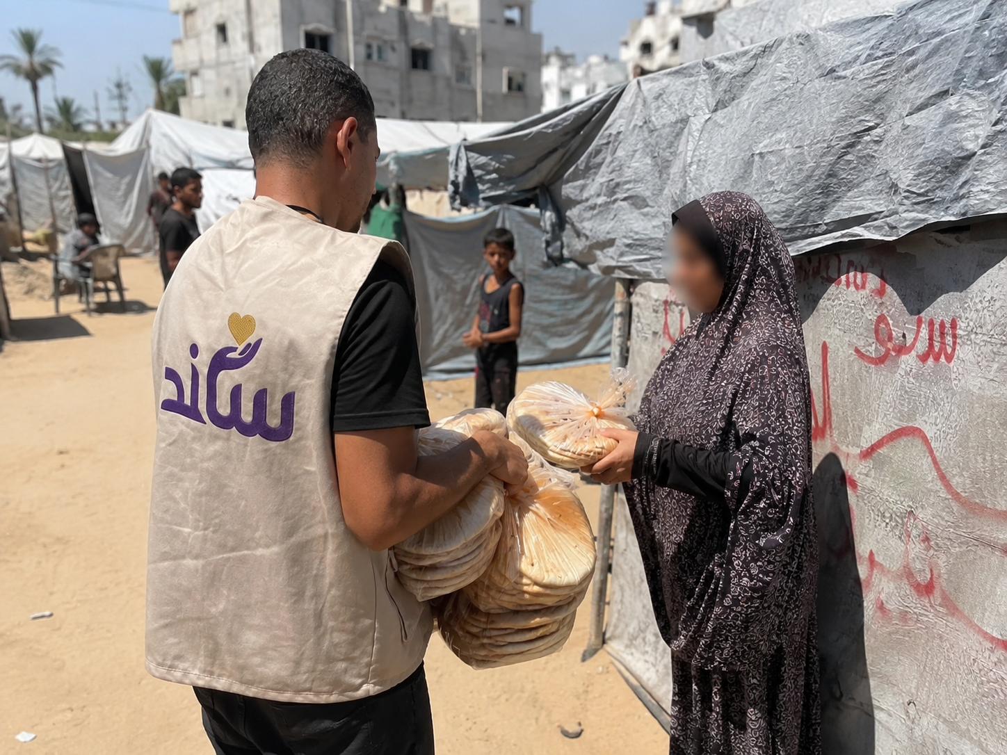 صورة حقيقية لطابور وتوزيع الخبز في غزة